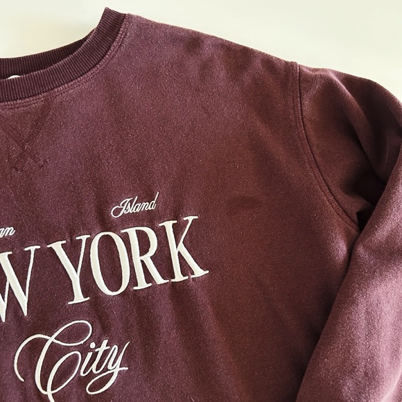 H&M New York City Burgundy Embroidered Crewneck Sweater - Size S - Picture 3 of 7